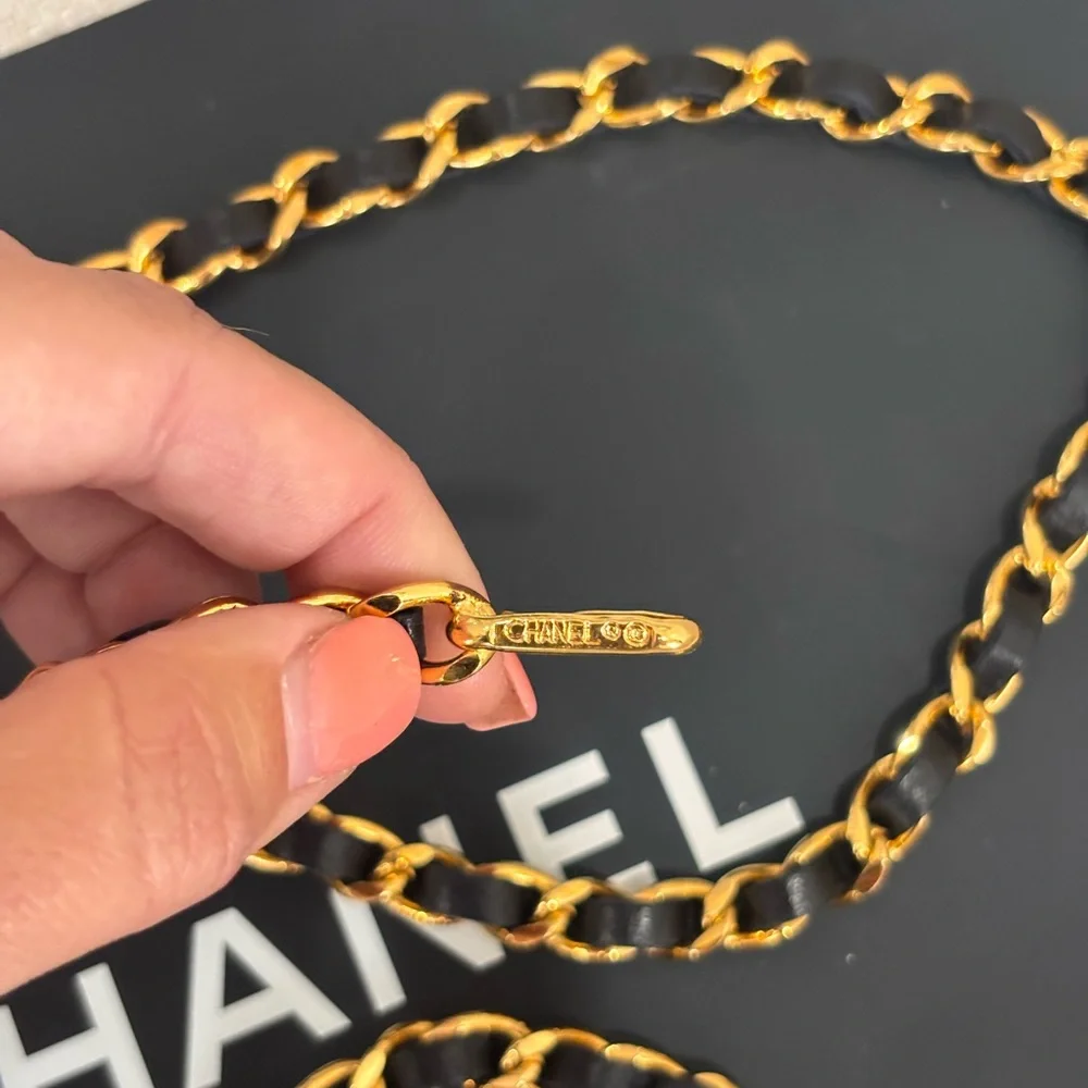 Authentic 1982 CHANEL vintage black leather single chain link belt 90cm